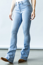 Load image into Gallery viewer, Jennifer Light Wash Jeans
