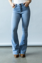 Load image into Gallery viewer, Jennifer Light Wash Jeans
