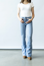 Load image into Gallery viewer, Jennifer Light Wash Jeans
