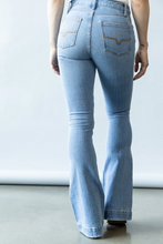 Load image into Gallery viewer, Jennifer Light Wash Jeans
